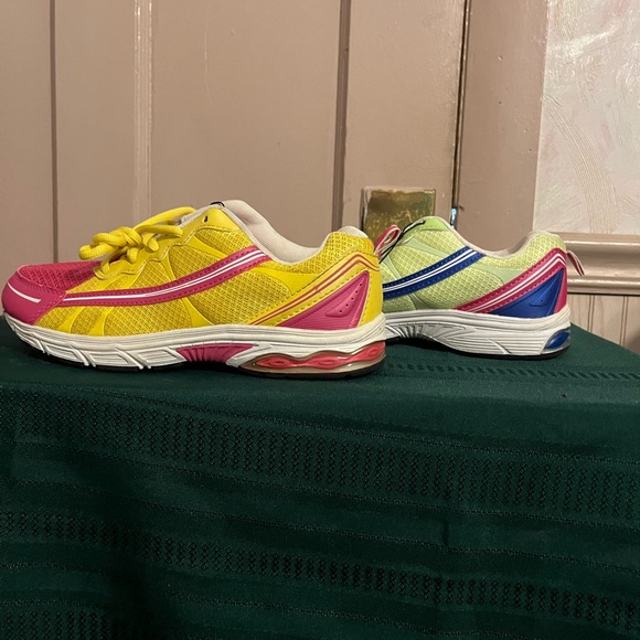 DanSkin  now size 6 sneaker - Picture 7 of 11